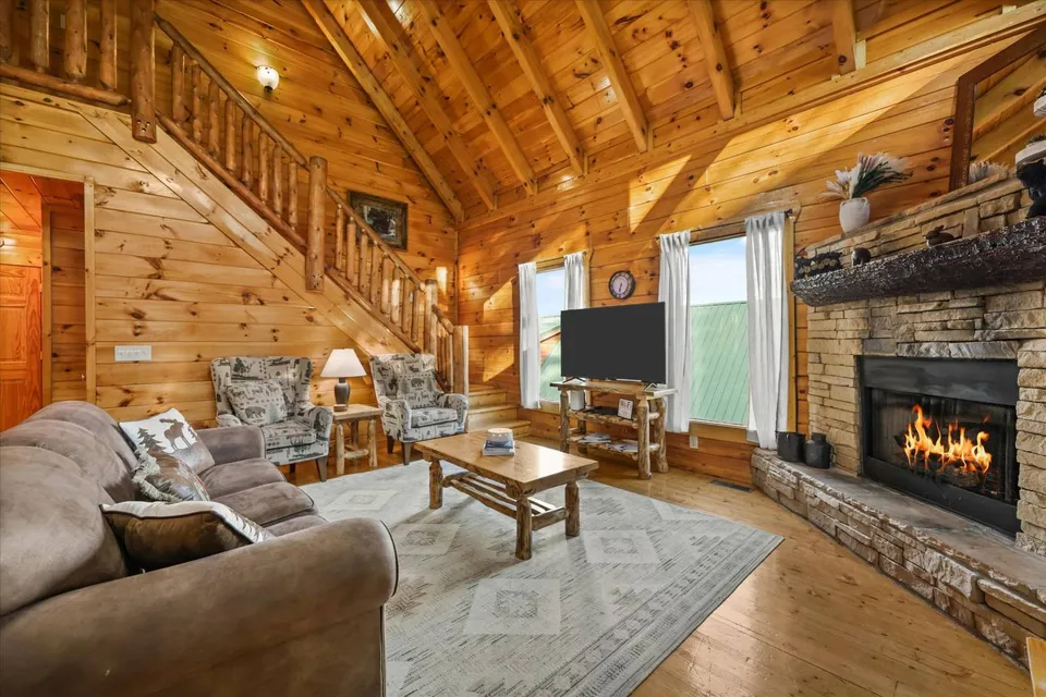 Gatlinburg vs Pigeon Forge: Where Should You Stay?